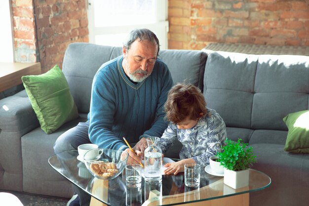 El abuelo y su nieto pasan tiempo aislados en casa, estudiando