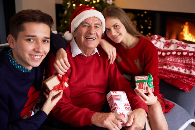 Abuelo con sus amados nietos