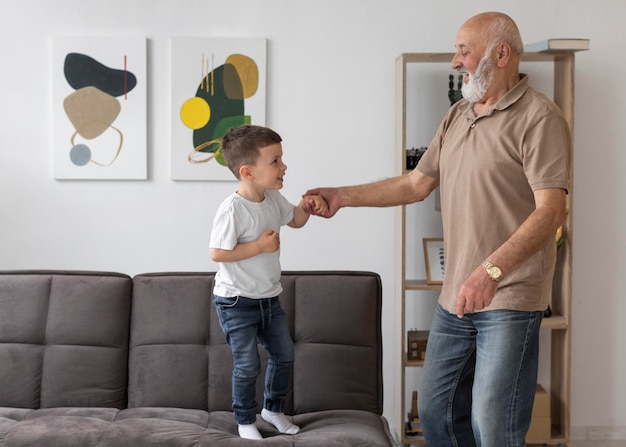 Abuelo de tiro medio jugando con el niño