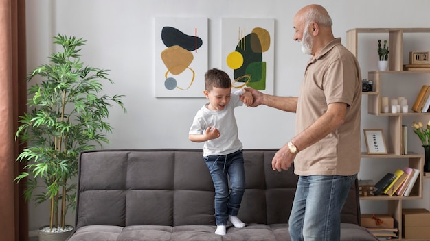 Abuelo de tiro medio jugando con niños