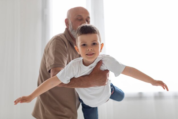 Abuelo de tiro medio con niño