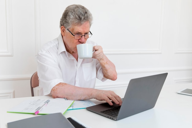 Foto gratuita abuelos aprendiendo a usar dispositivos digitales