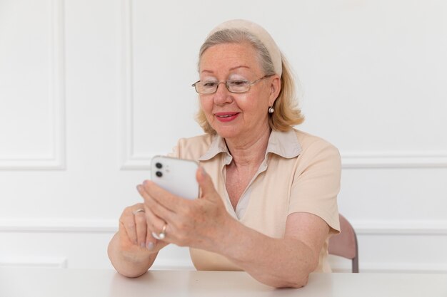 Abuelos aprendiendo a usar dispositivos digitales