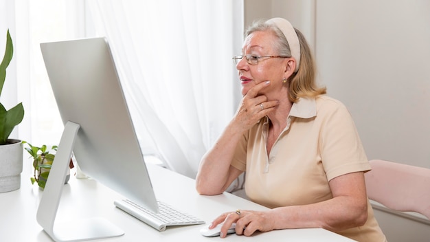 Abuelos aprendiendo a usar dispositivos digitales