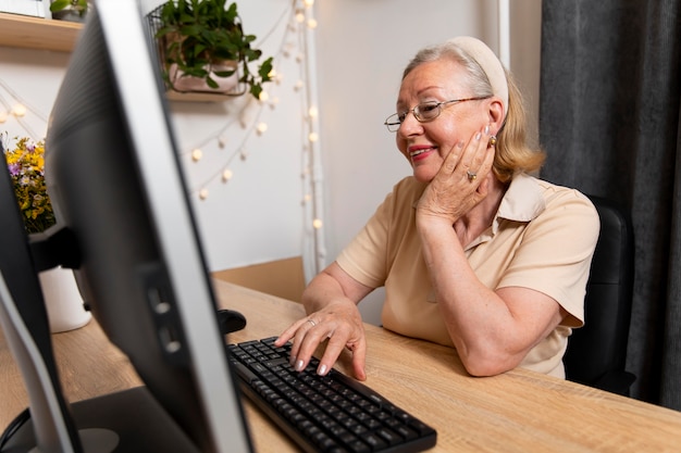 Abuelos aprendiendo a usar dispositivos digitales