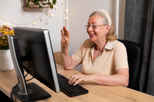 Abuelos aprendiendo a usar dispositivos digitales