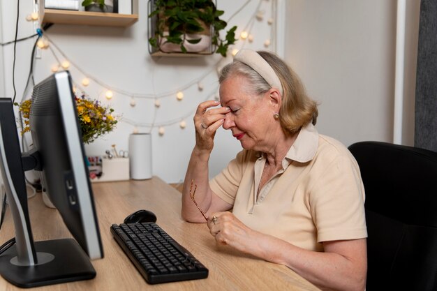 Abuelos aprendiendo a usar dispositivos digitales