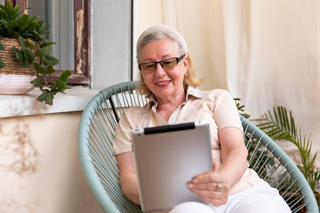 Abuelos aprendiendo a usar dispositivos digitales