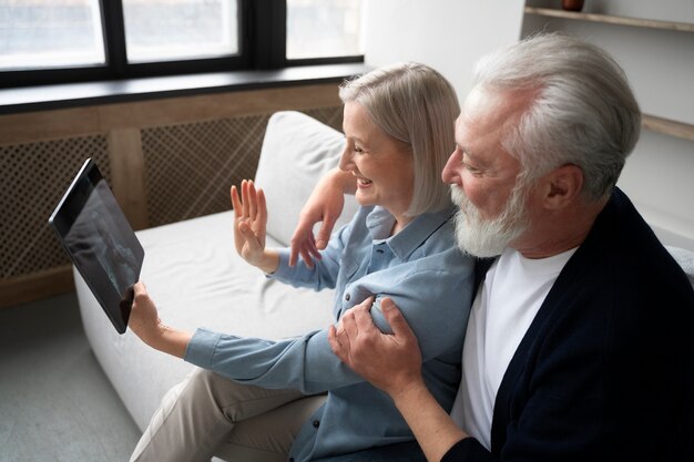 Abuelos aprendiendo a usar la tecnología