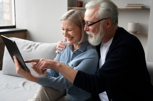 Abuelos aprendiendo a usar la tecnología