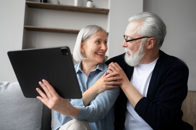 Abuelos aprendiendo a usar la tecnología