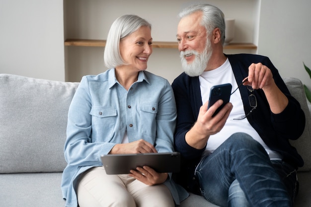 Abuelos aprendiendo a usar la tecnología