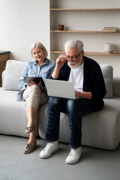 Abuelos aprendiendo a usar la tecnología