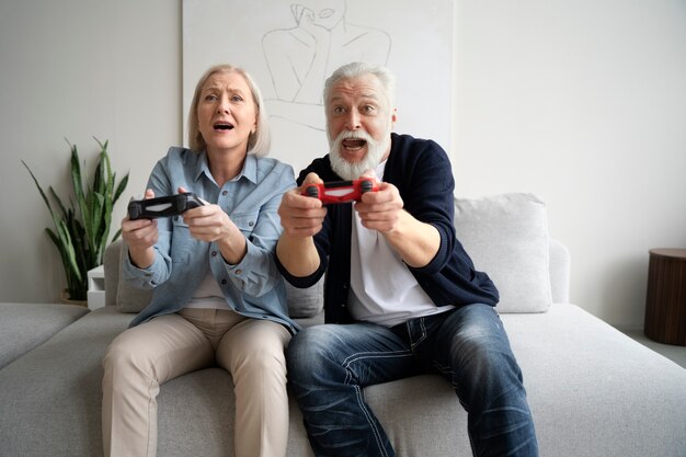 Abuelos aprendiendo a usar la tecnología