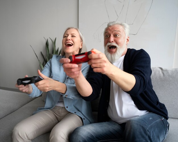 Abuelos aprendiendo a usar la tecnología