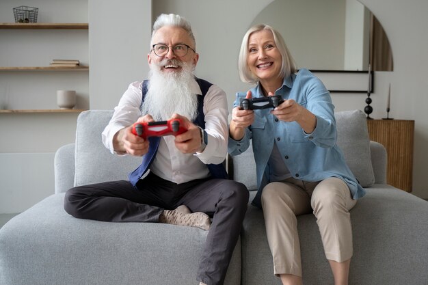 Abuelos aprendiendo a usar la tecnología