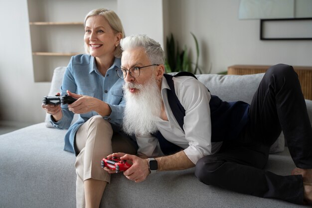 Abuelos aprendiendo a usar la tecnología