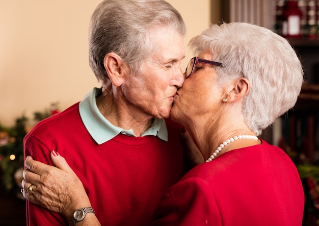 Los abuelos se besan en navidad