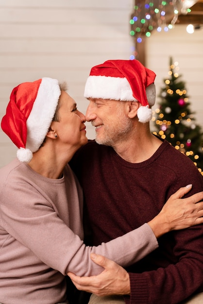 Foto gratuita abuelos disfrutando de una cena navideña festiva