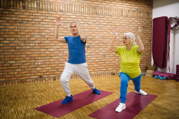 Abuelos en gimnasio