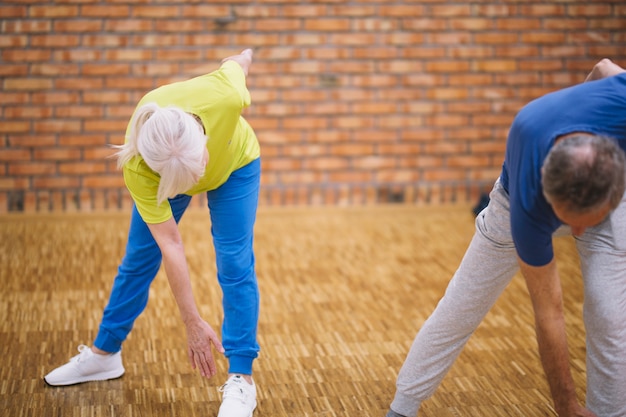 Abuelos en gimnasio