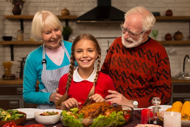 Foto gratuita abuelos mirando a su nieta.