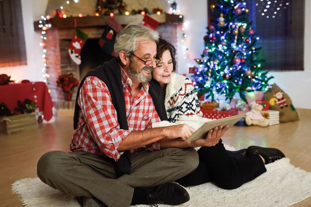 Abuelos mirando su tableta