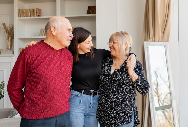 Foto gratuita abuelos y mujer de tiro medio