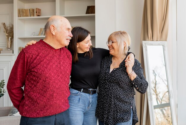 Abuelos y mujer de tiro medio