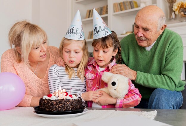 Abuelos y nietas de tiro medio