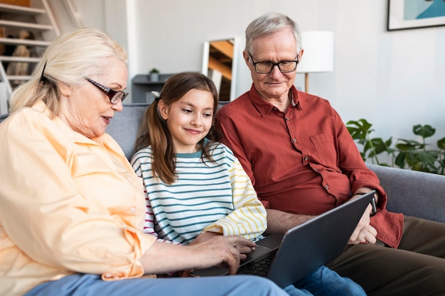 Abuelos y niña con laptop