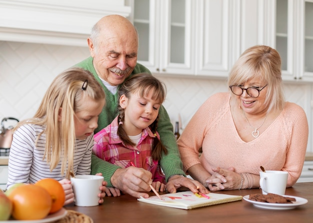 Foto gratuita abuelos y niñas de tiro medio en interiores