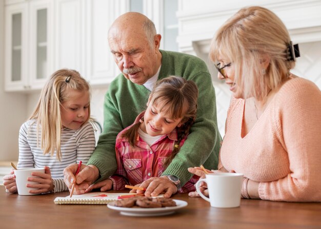 Abuelos y niñas de tiro medio