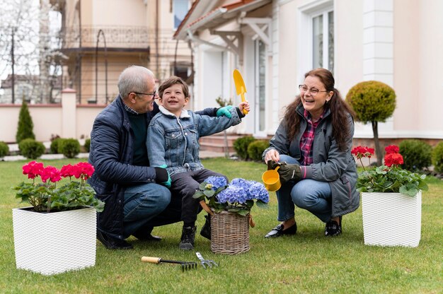 Abuelos y niño trabajando en el jardín.