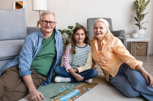 Abuelos y niños de tiro medio