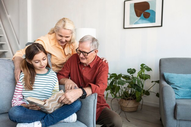 Abuelos y niños de tiro medio