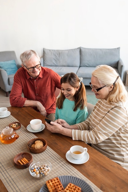 Abuelos y niños de tiro medio