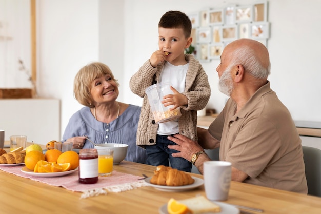 Abuelos y niños de tiro medio