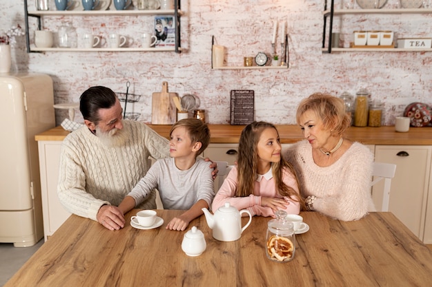 Abuelos pasando tiempo con sus nietos.