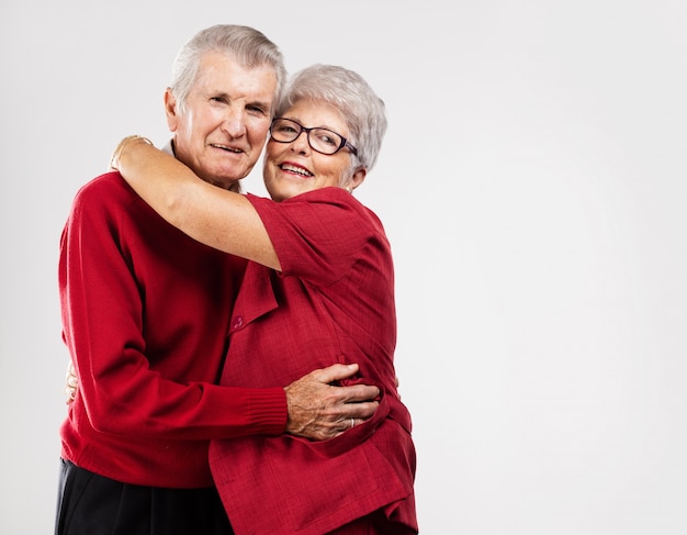 Abuelos románticos dándose un abrazo