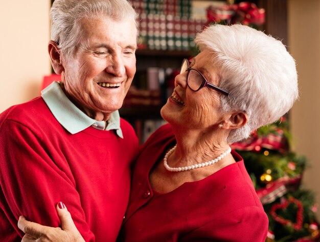 Abuelos sonriendo