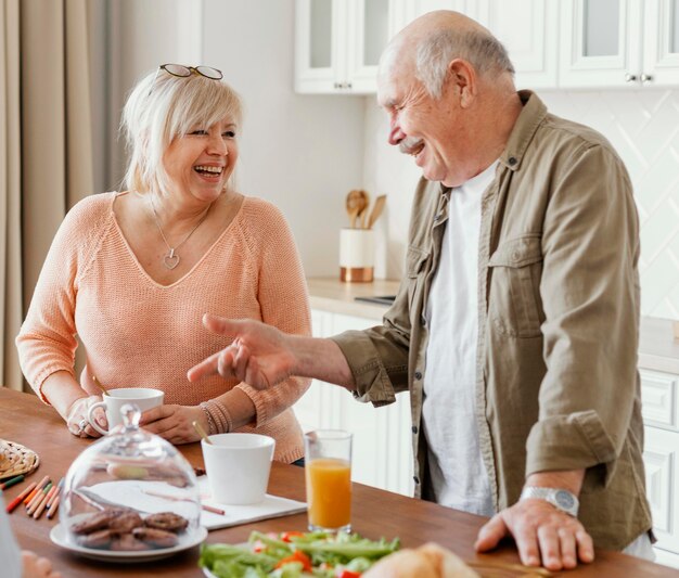 Abuelos de tiro medio en la cocina