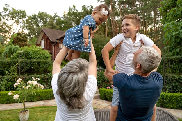 Abuelos de tiro medio con niños