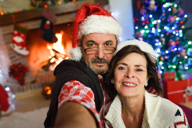 Abuelos vistiendo el sombrero de papa noel