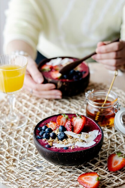 Acai en cáscara de coco comida saludable para las vibraciones del verano