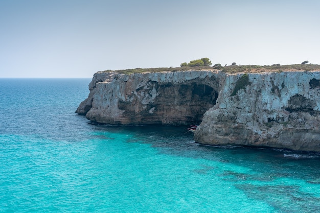 Acantilado de aguas cristalinas en Mallorca, España