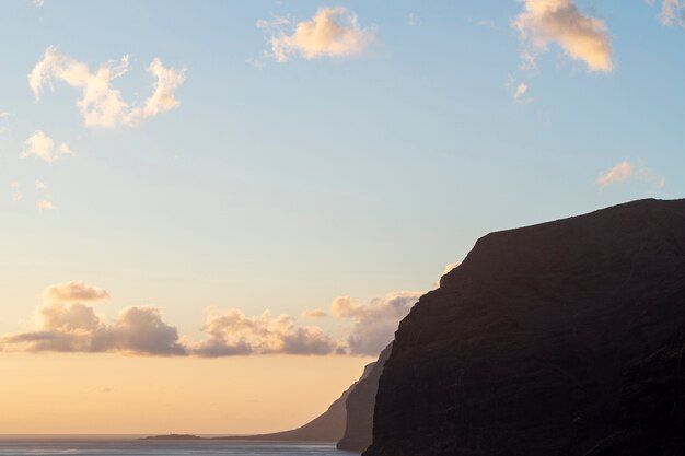 Acantilado litoral al atardecer