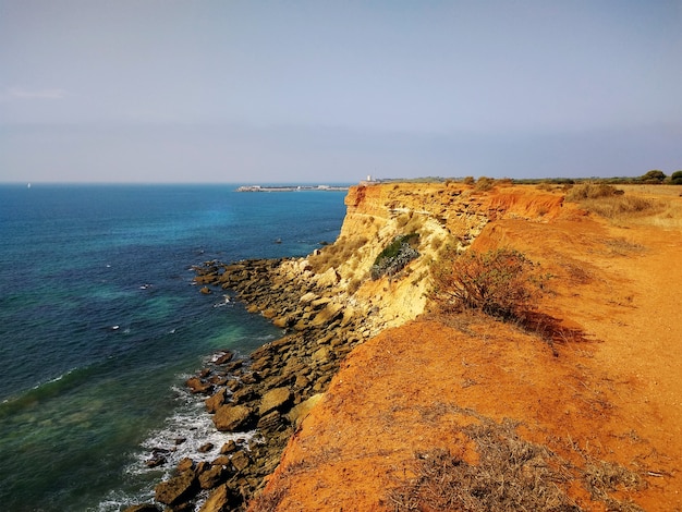 Acantilados en el mar junto a Cádiz, España.