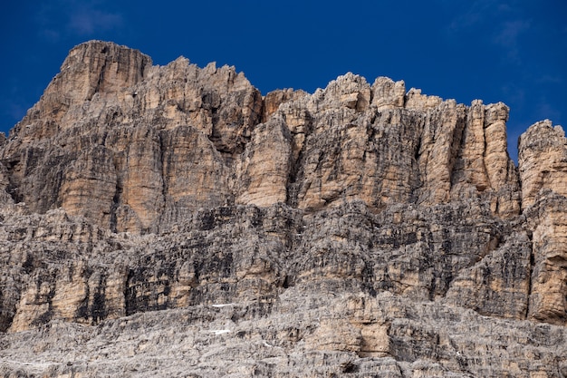 Acantilados rocosos de los Alpes italianos bajo el cielo