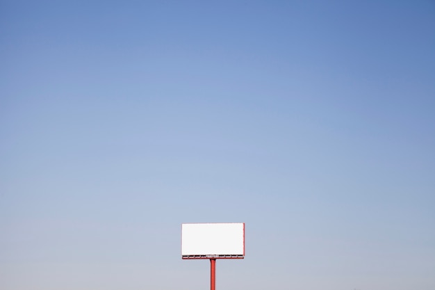 Un acaparamiento blanco al aire libre contra el cielo azul.